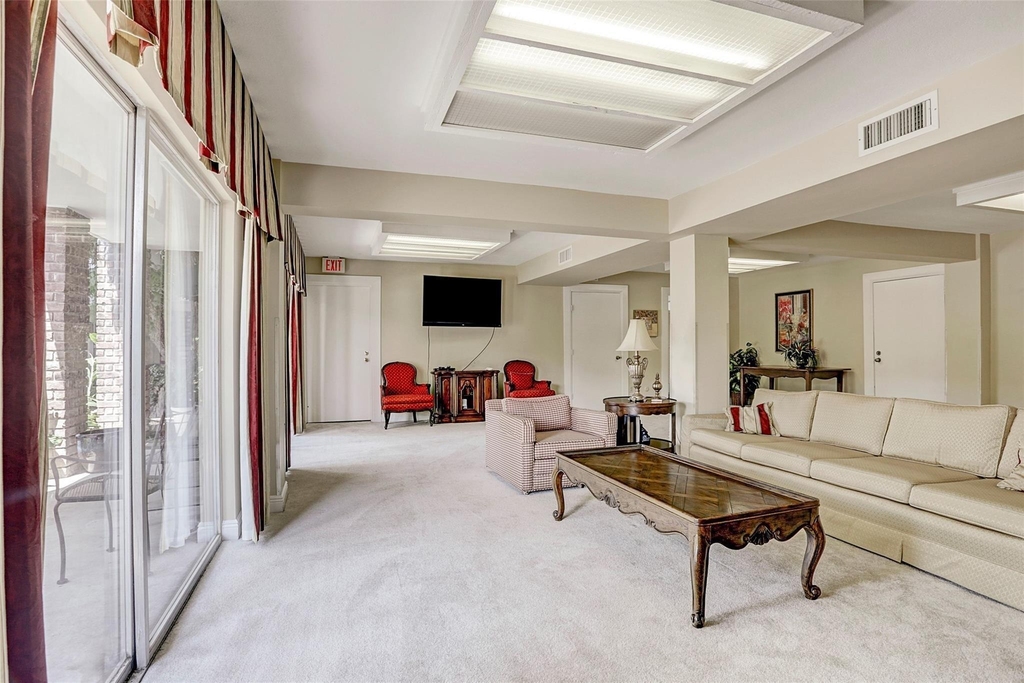 7555 Katy Fwy - Photo 22
