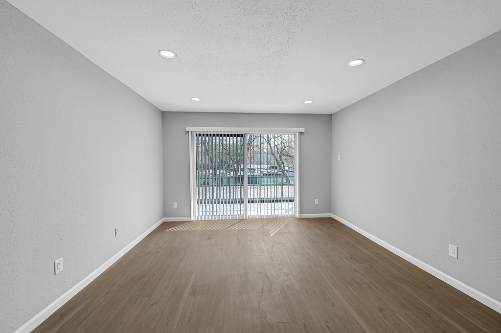 7555 Katy Fwy - Photo 2