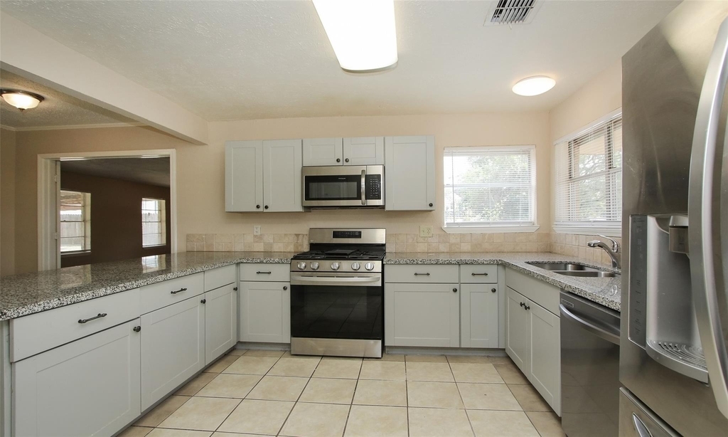 6406 Ashton Street - Photo 11