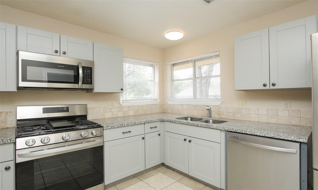6406 Ashton Street - Photo 12