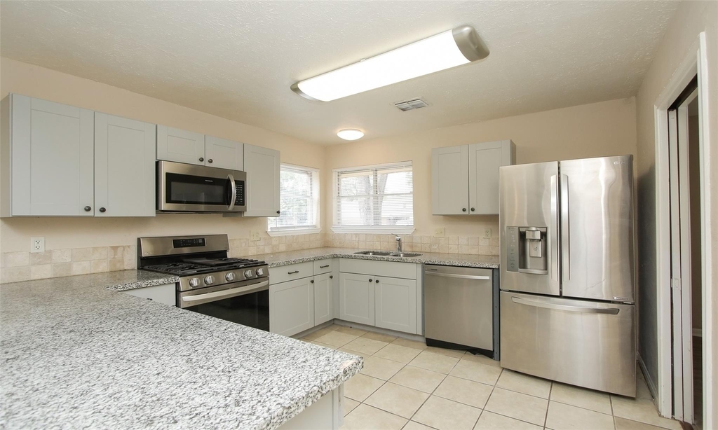6406 Ashton Street - Photo 10