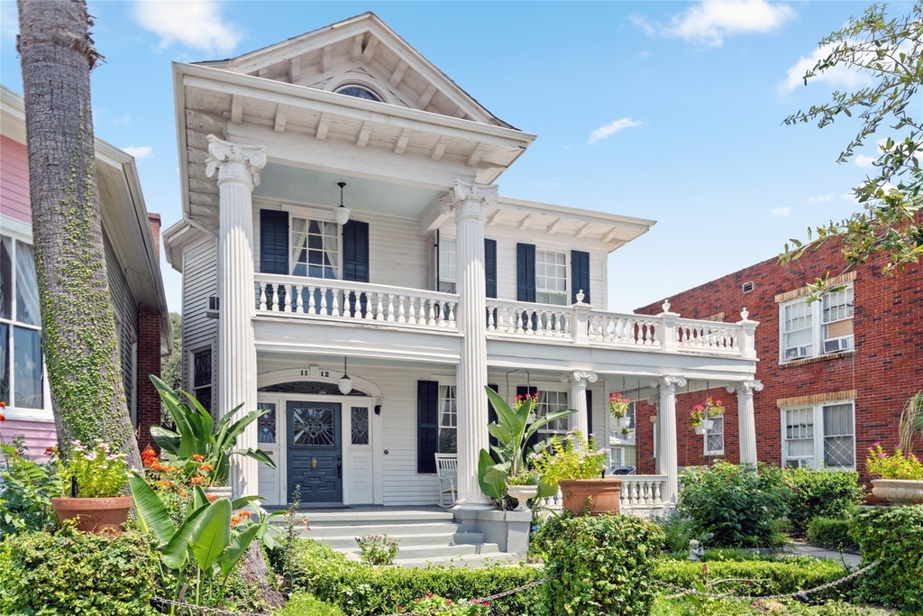 1112 Broadway Street - Photo 0