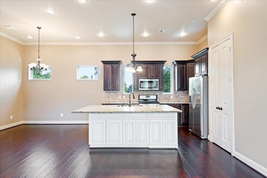 1520 Amundsen Street - Photo 9