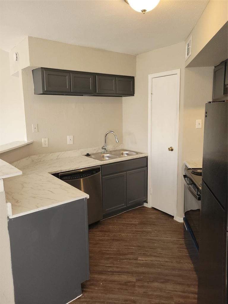 7200 W T C Jester Boulevard - Photo 2