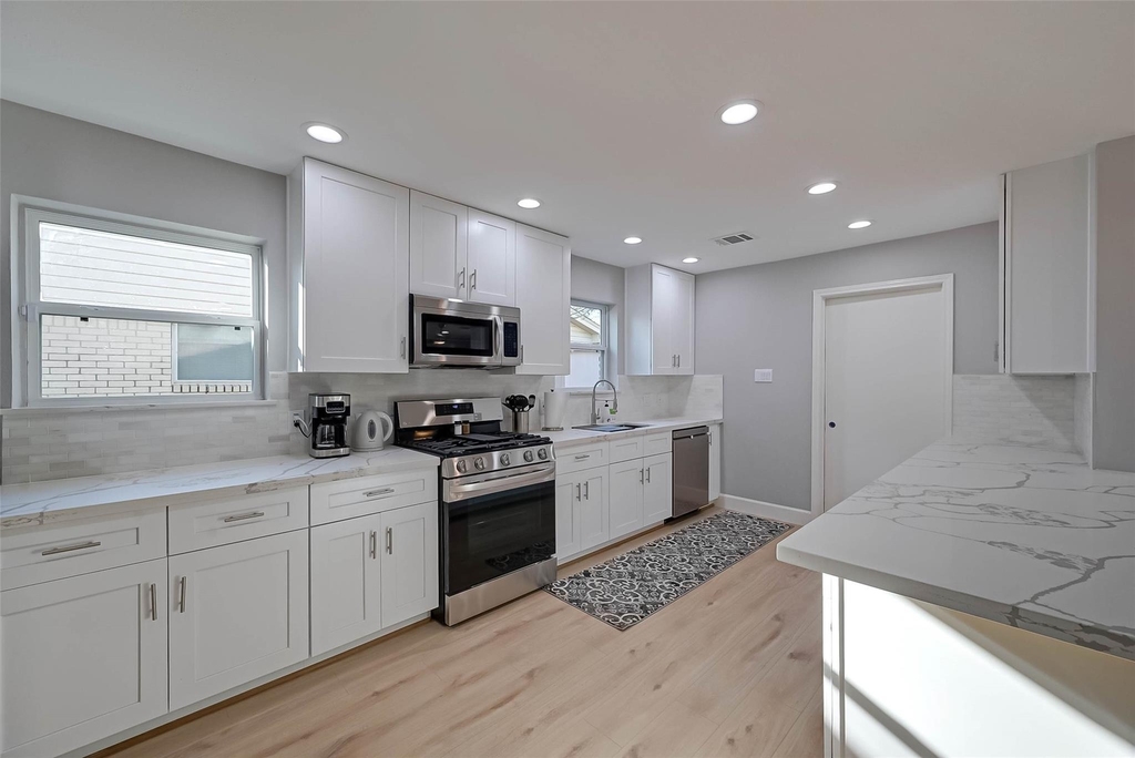 5522 Caversham Drive - Photo 4