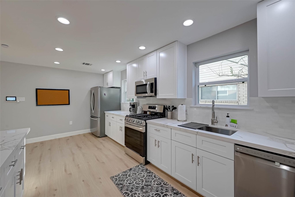 5522 Caversham Drive - Photo 3