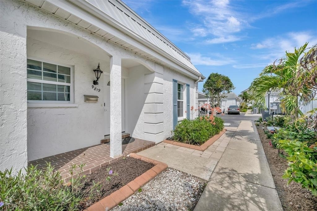 9819 Hernando Court - Photo 2