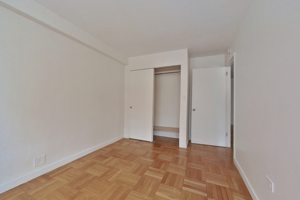 4th Avenue - Photo 4