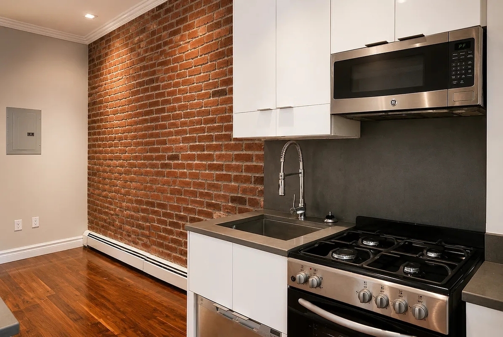 Stanton Street - Photo 2