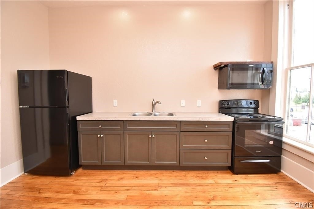 170 Court Street - Photo 2