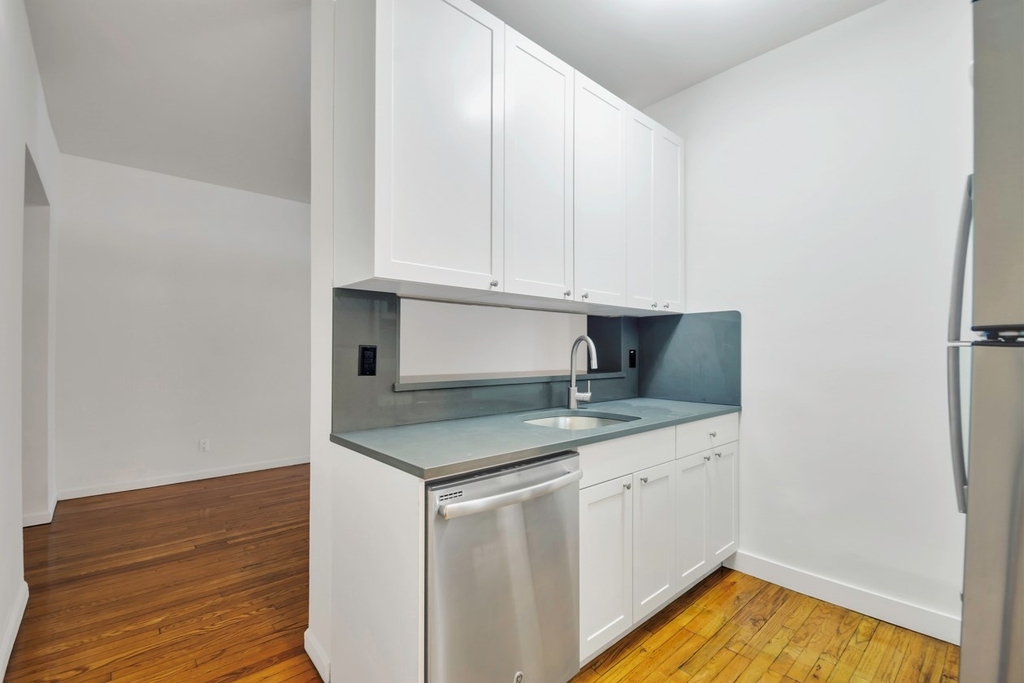 121 Madison Avenue - Photo 2