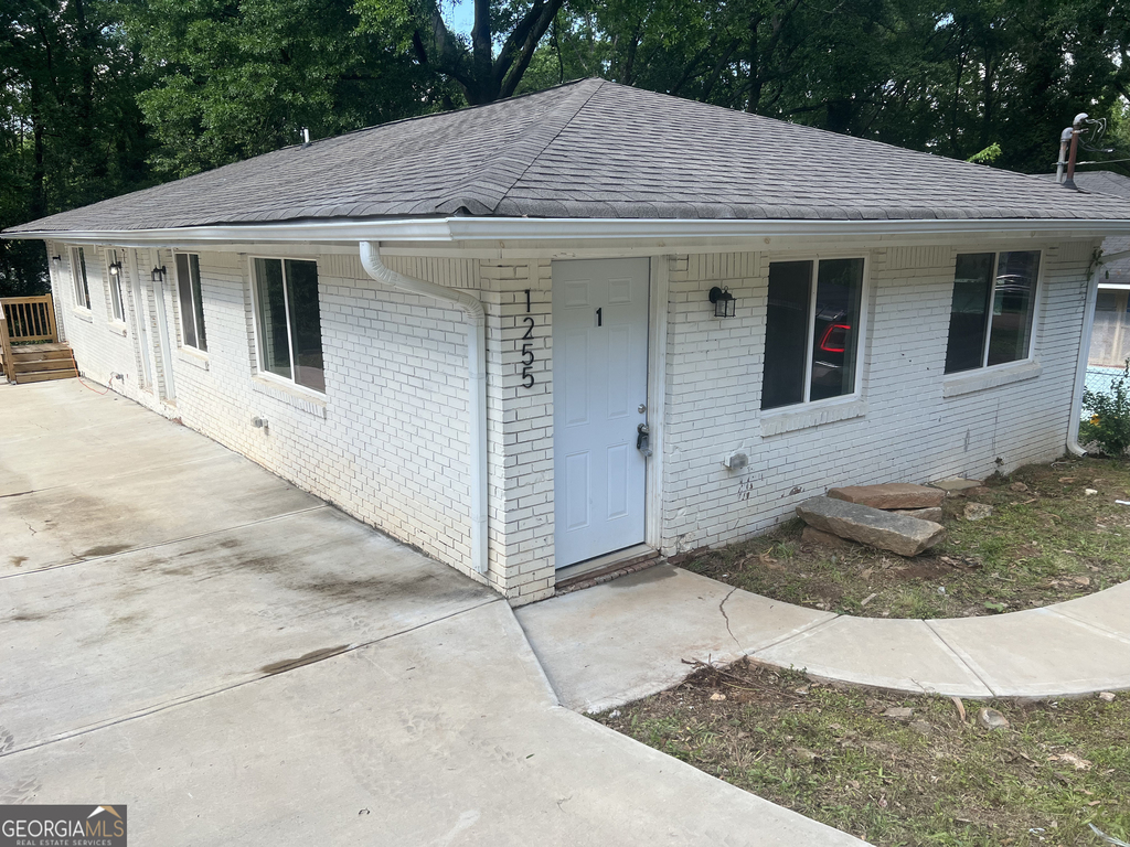 1255 Pine Avenue - Photo 0
