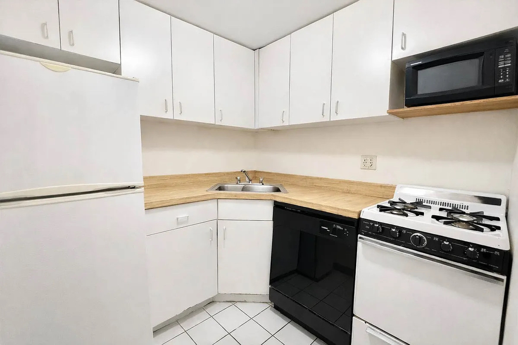 West 85th Street - Photo 4