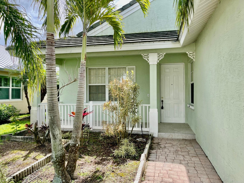 185 Nw Willow Grove Avenue - Photo 1