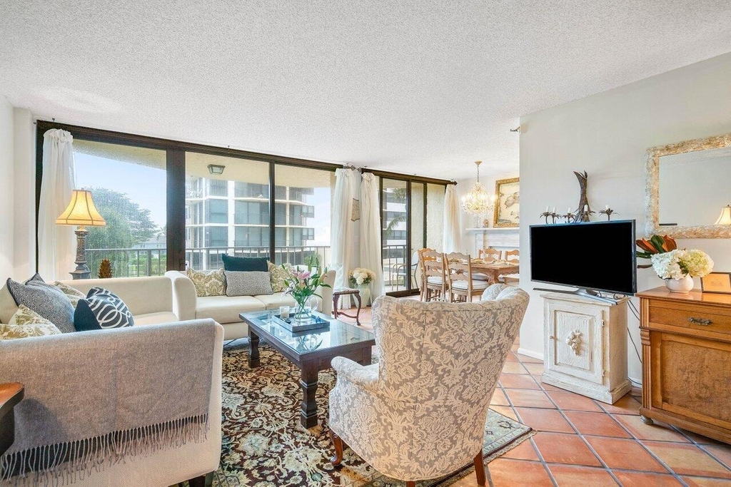 899 Jeffery Street - Photo 2