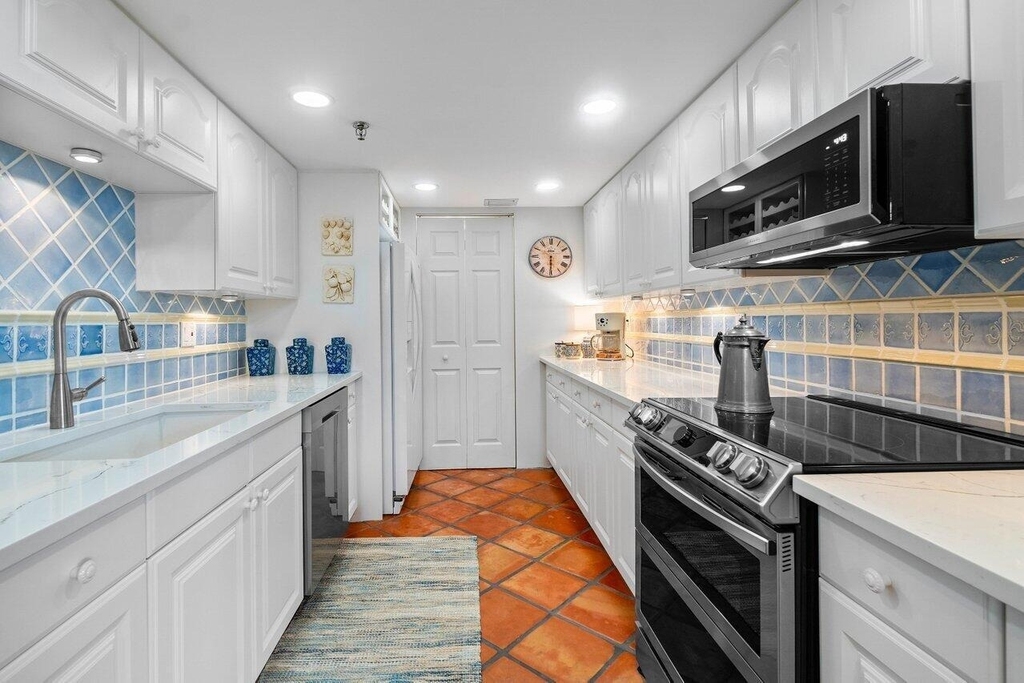 899 Jeffery Street - Photo 8