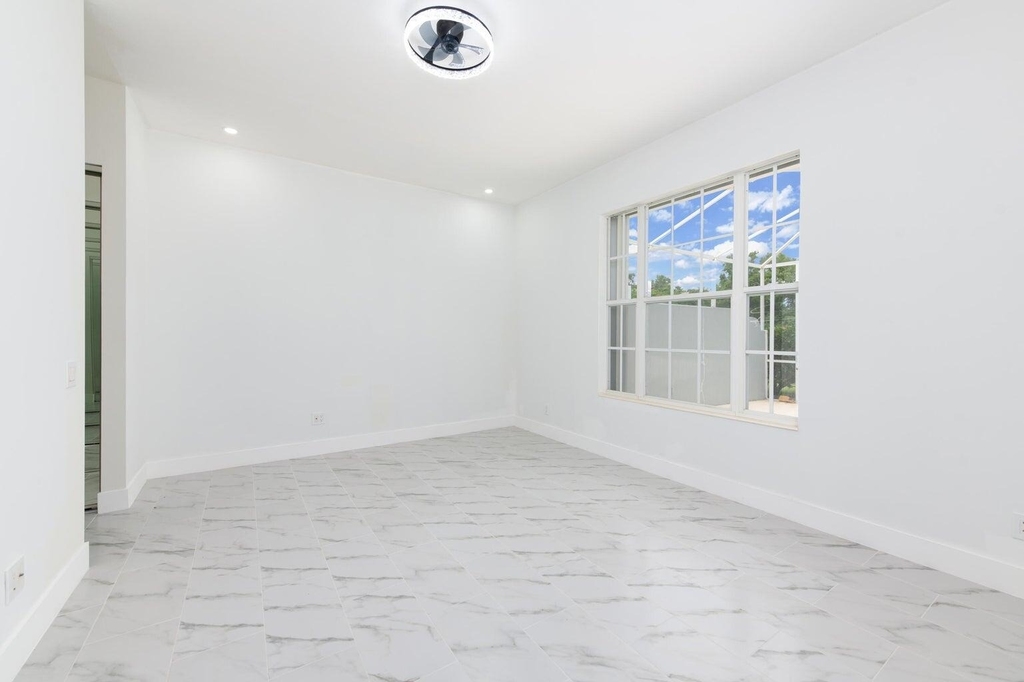 249 Nw Bentley Circle - Photo 2