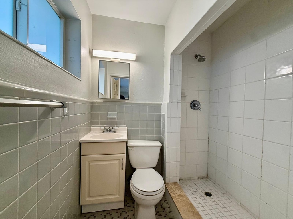 1215 Ne 17th Avenue - Photo 2