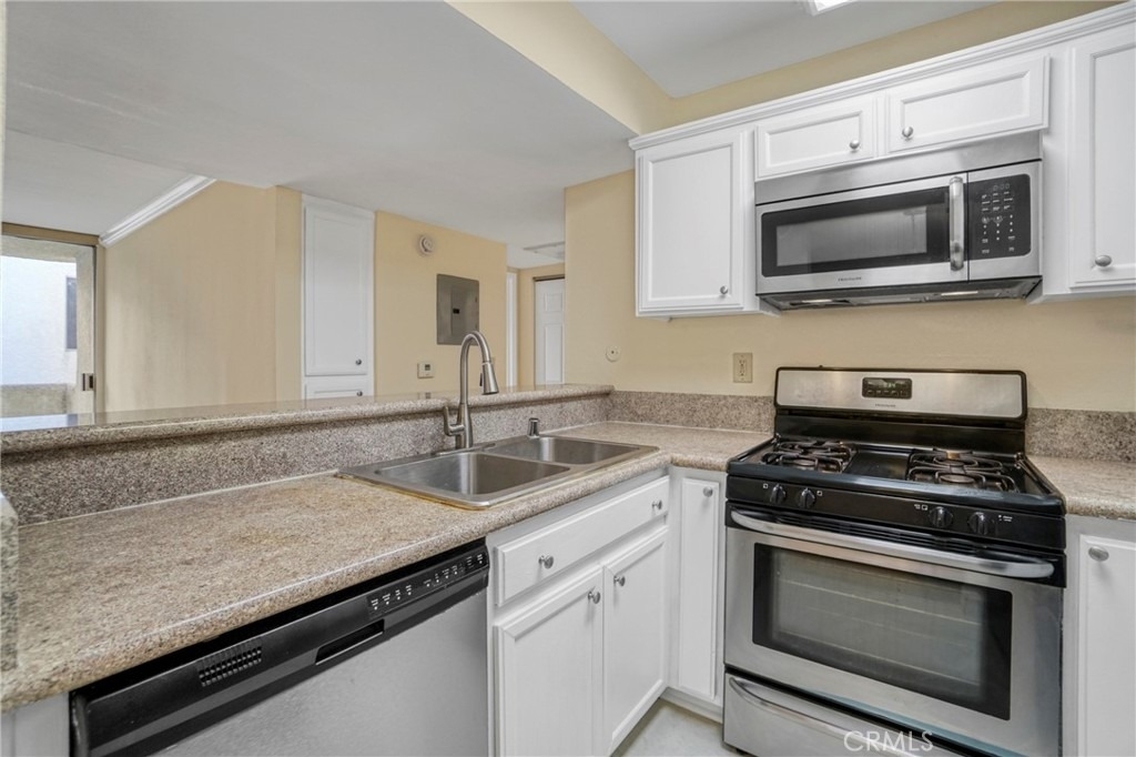 5325 Newcastle Avenue - Photo 4