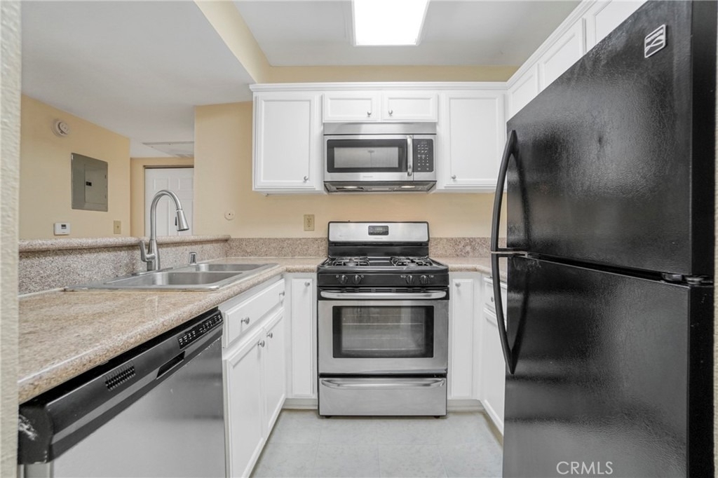 5325 Newcastle Avenue - Photo 3