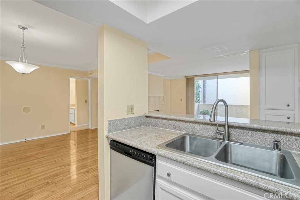 5325 Newcastle Avenue - Photo 5