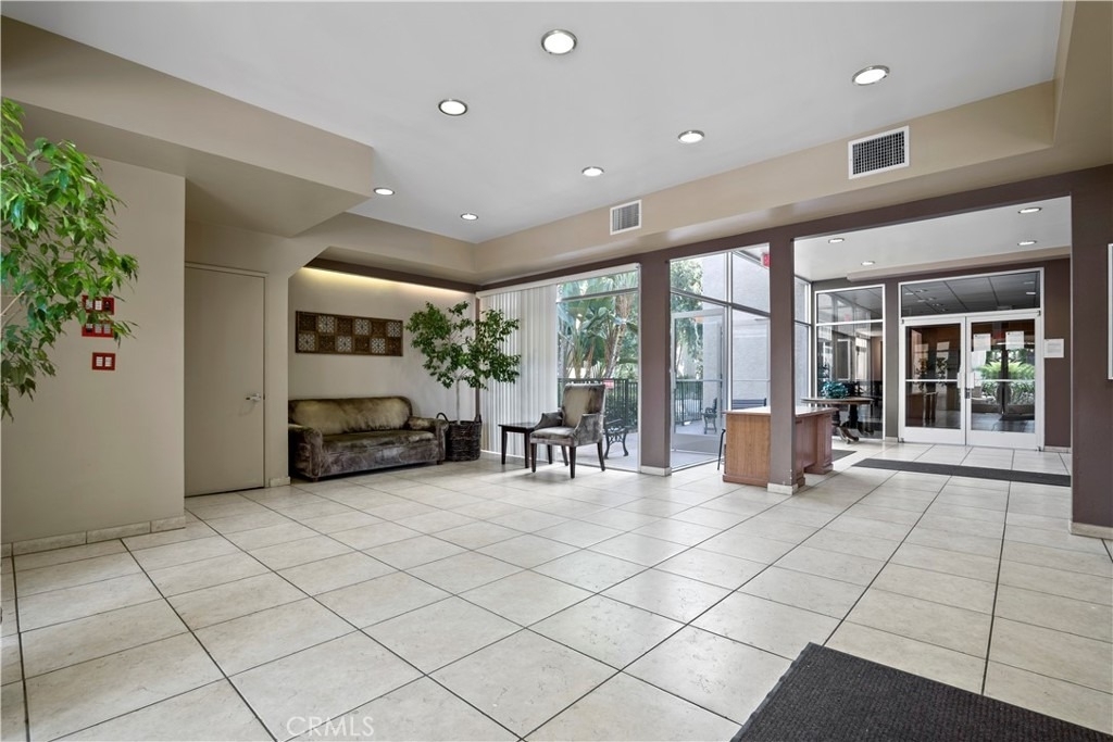 5325 Newcastle Avenue - Photo 19