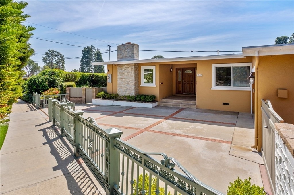 1935 W 1st - Photo 2