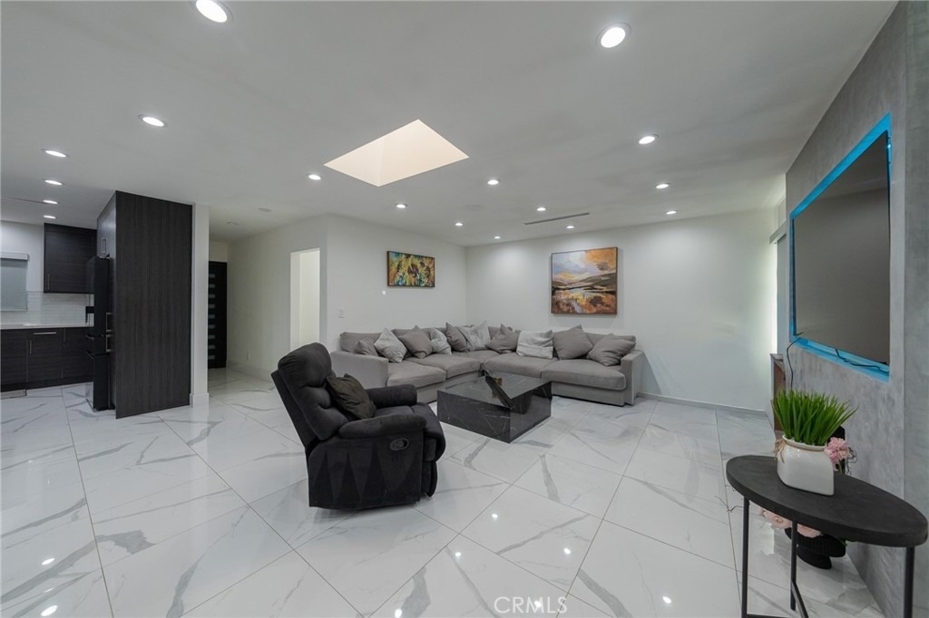7719 Rhodes - Photo 4