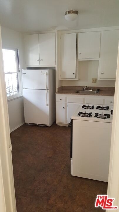 939 N Stanley Avenue - Photo 2