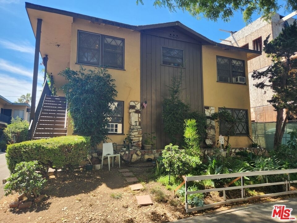 939 N Stanley Avenue - Photo 0