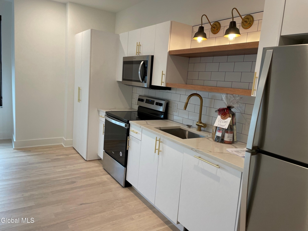 385 Broadway - Photo 2