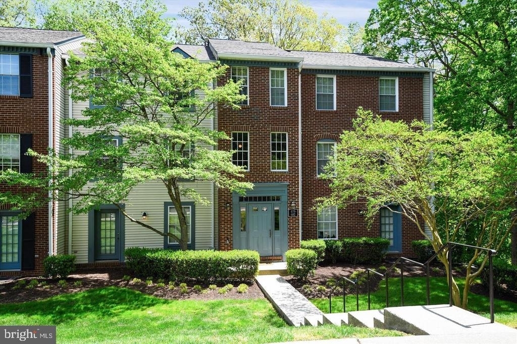 678 Newbridge Court - Photo 0