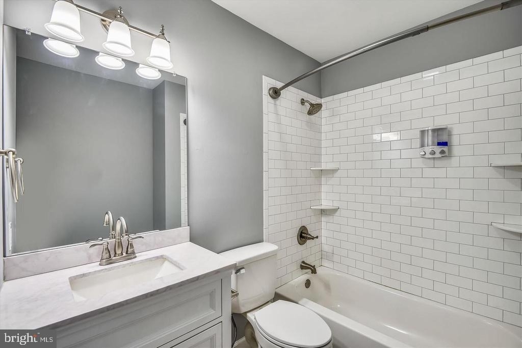 678 Newbridge Court - Photo 2