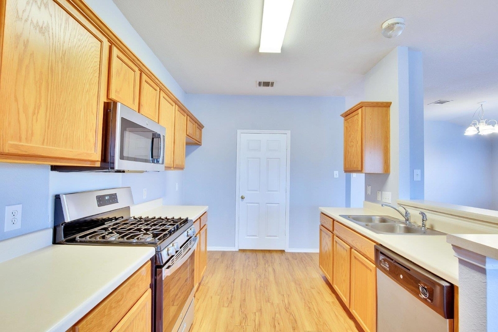 1002 Remington Dr - Photo 12
