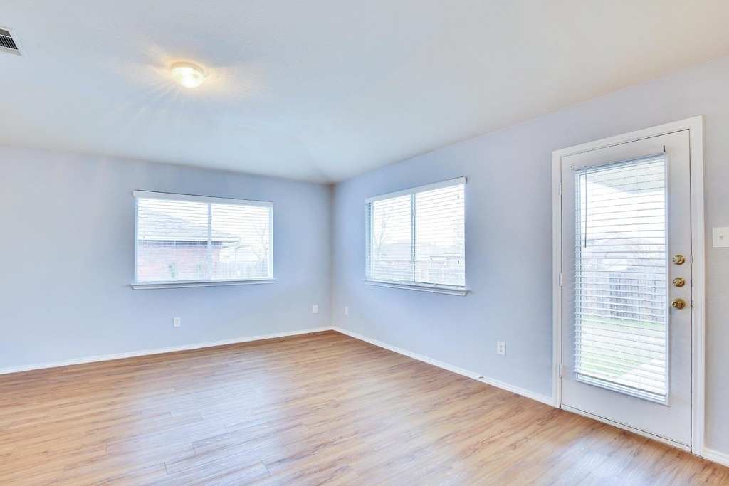 1002 Remington Dr - Photo 2