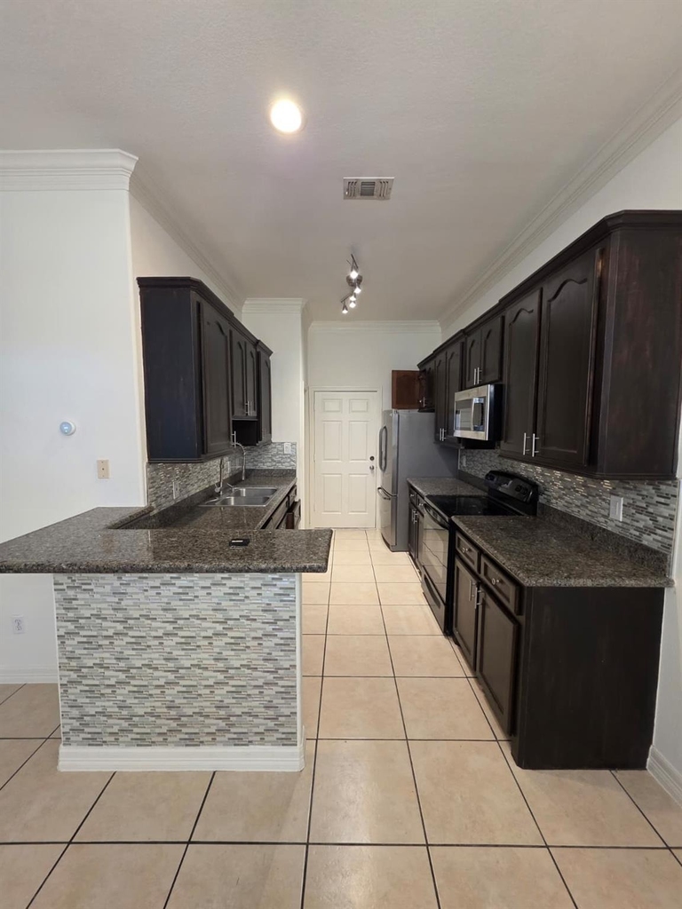 16020 Fountainview Drive - Photo 4