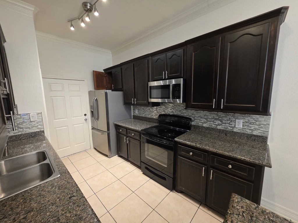 16020 Fountainview Drive - Photo 5