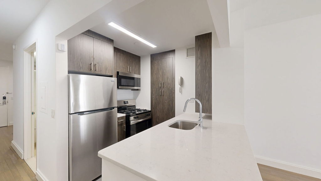 10 Hanover Square - Photo 1