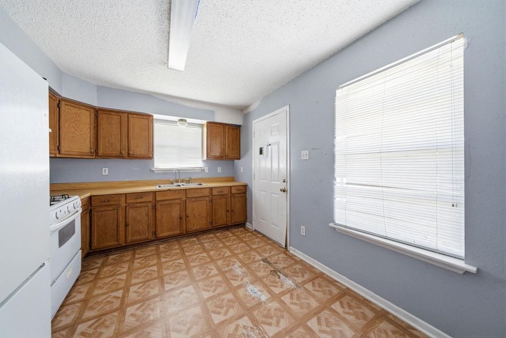 406 E 34th Street - Photo 3