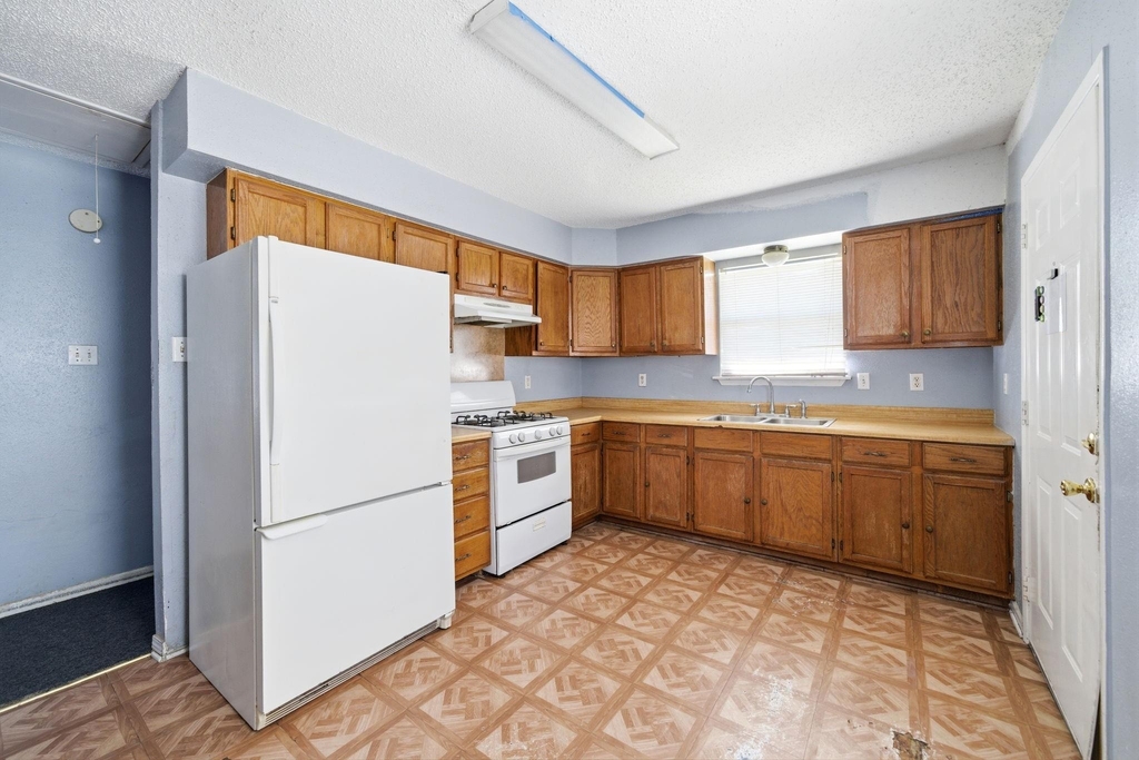 406 E 34th Street - Photo 2
