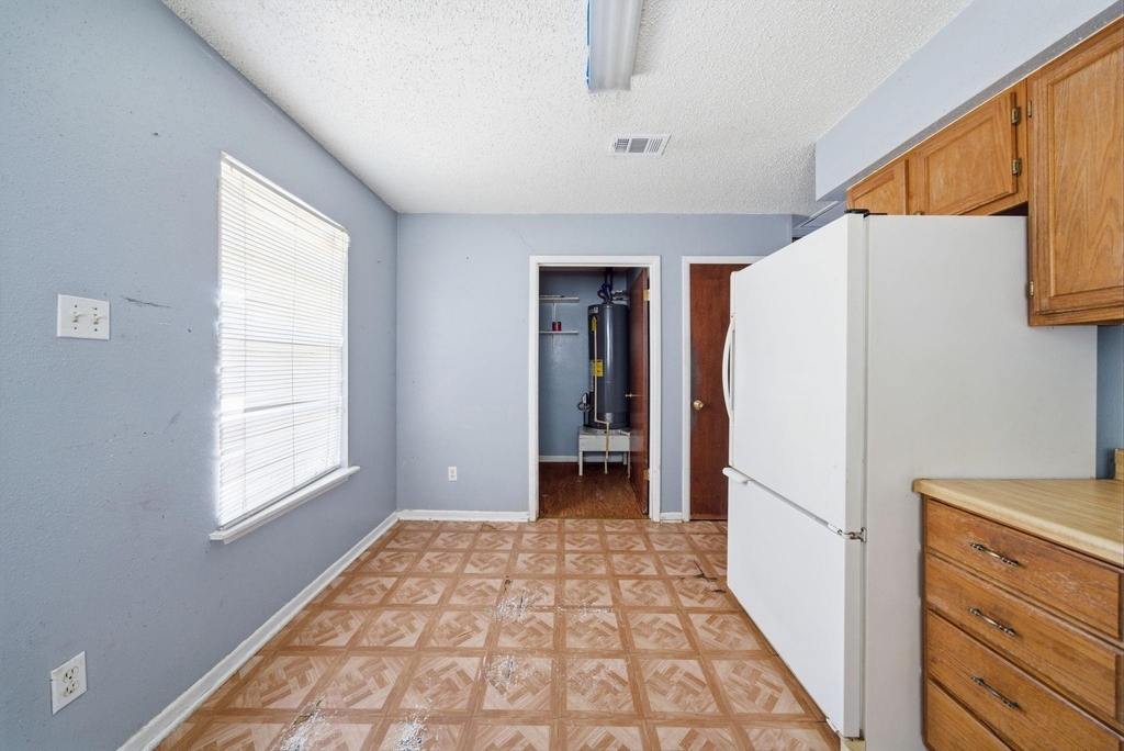 406 E 34th Street - Photo 8