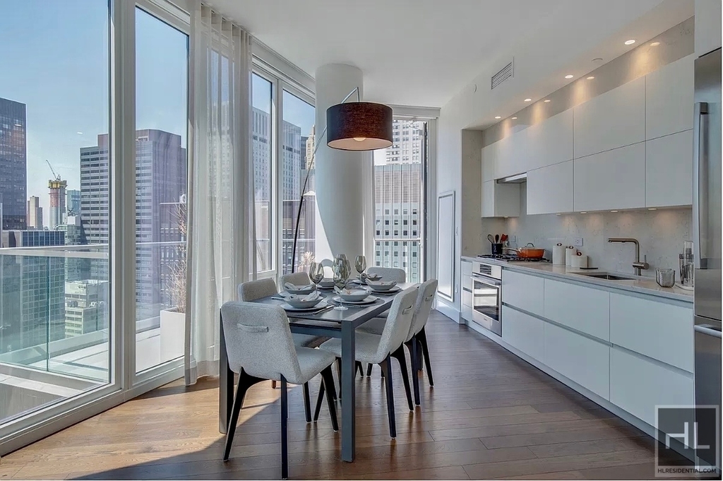 East 44th Street - Photo 2