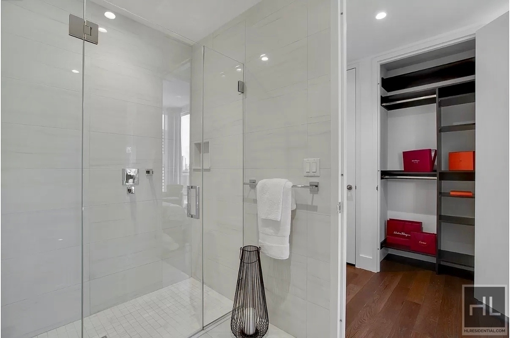 East 44th Street - Photo 5