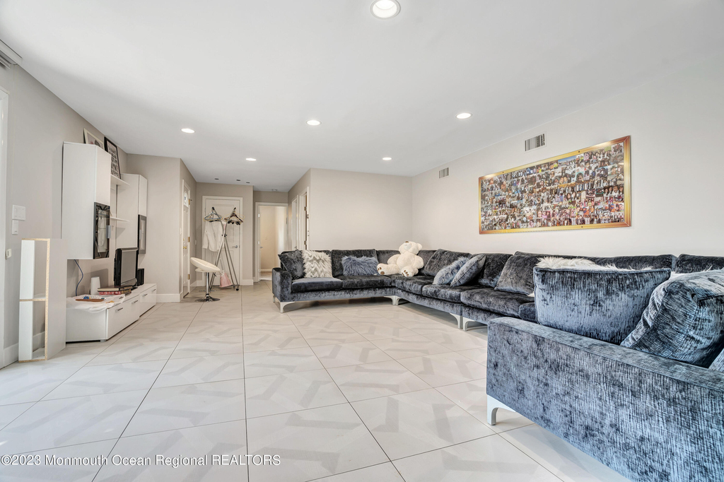 278 Lake Avenue - Photo 2