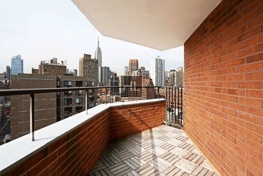 Second Avenue - Photo 4