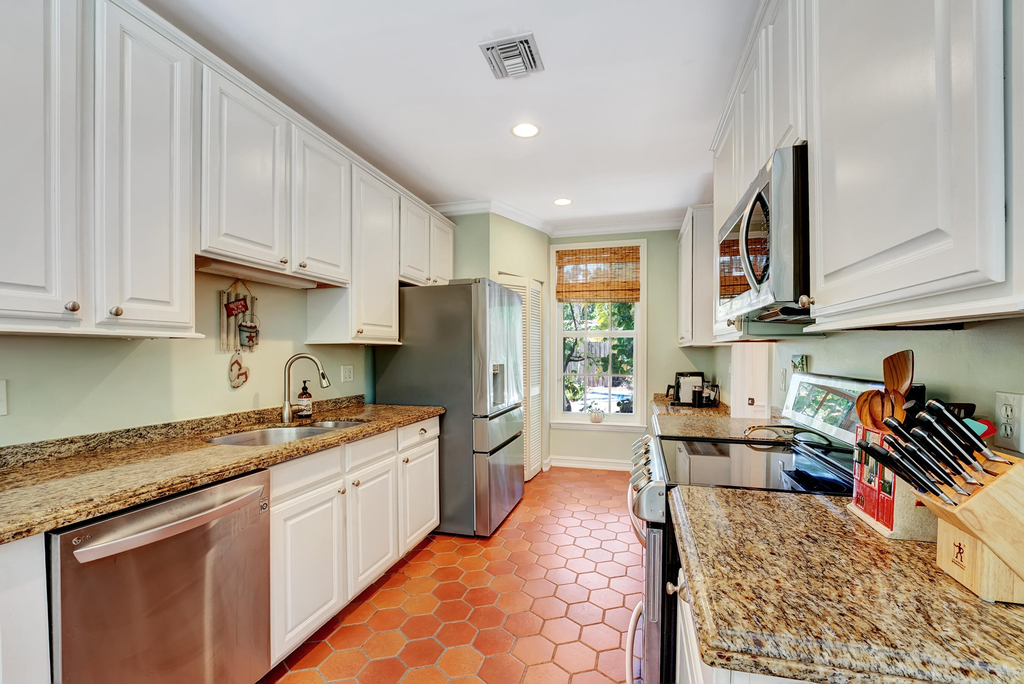 306 N Swinton Avenue - Photo 38