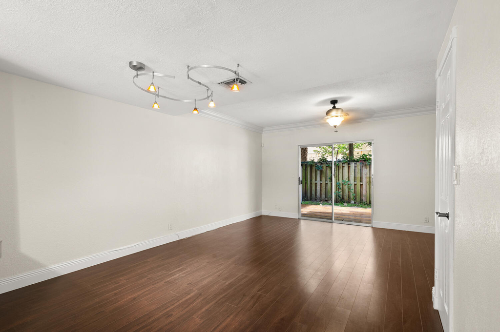 2521 Ne 15th Street - Photo 9