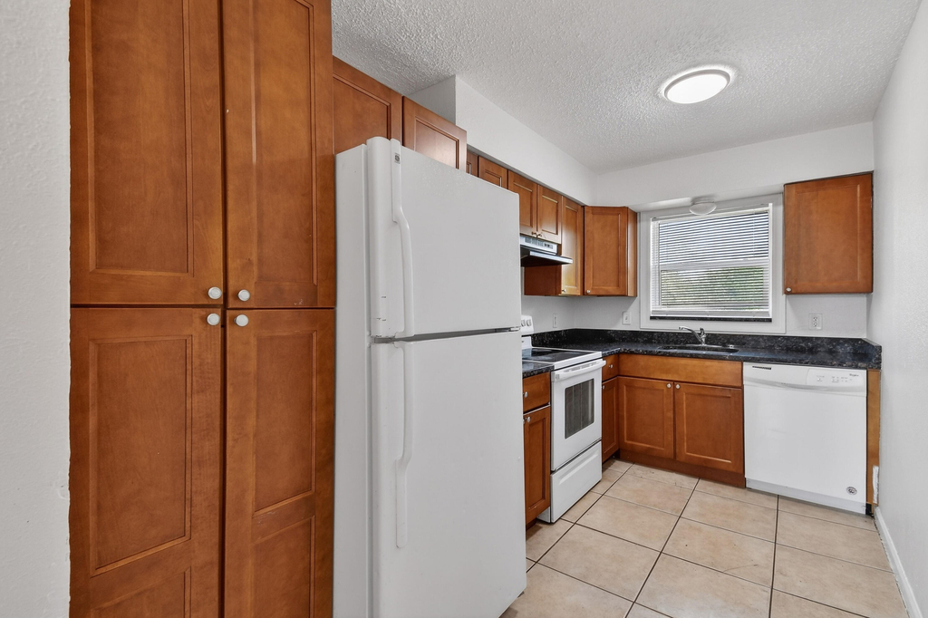 1618 W 26th Court - Photo 6