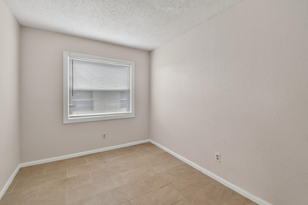 1618 W 26th Court - Photo 10