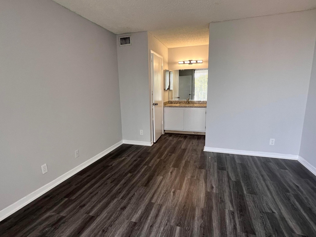 718 Executive Center Drive - Photo 11